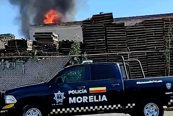 Se registra incendio de maderería al poniente de Morelia