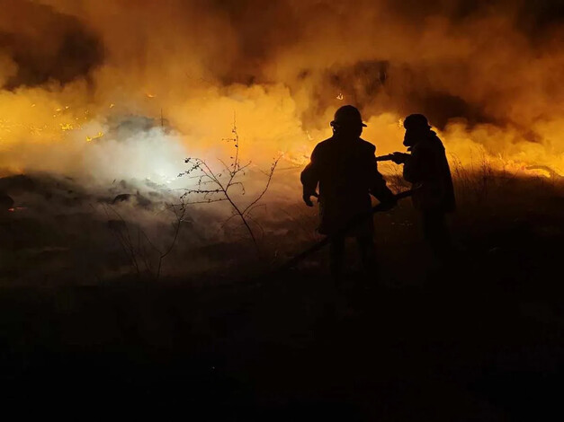 Se registra incendio de predio con basura y llantas en Apatzingán