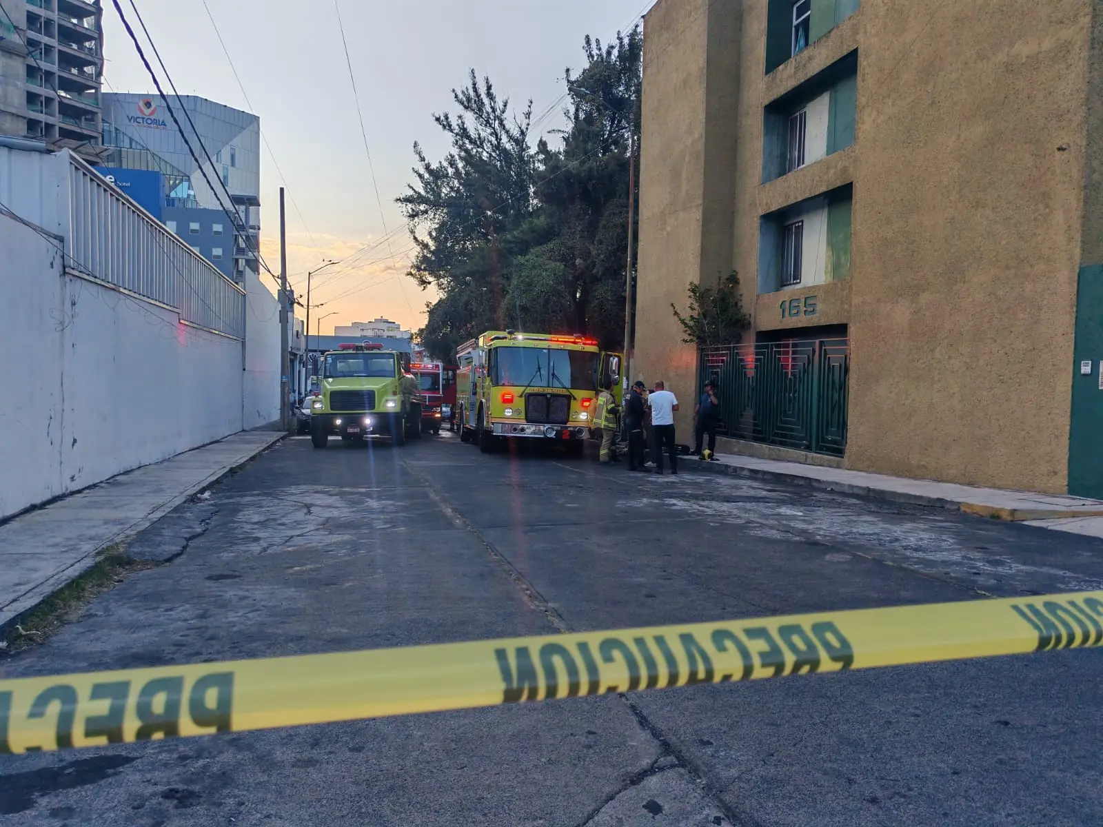Se registra incendio en departamento, dejando daños materiales