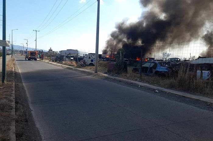 Se registra un fuerte incendio en un yonke, en la zona norte de Morelia