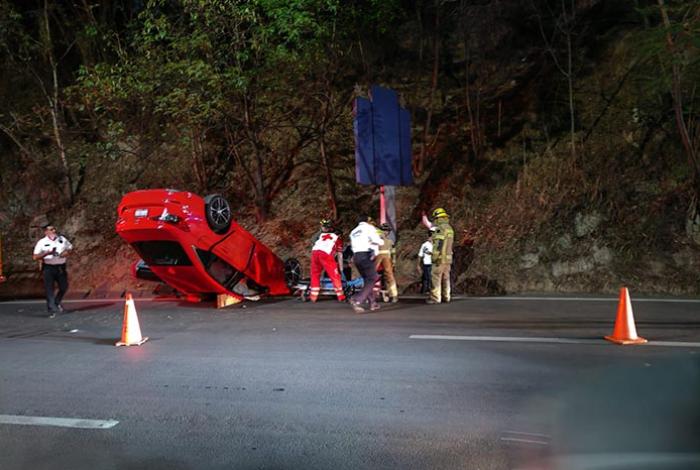 Se registra volcadura automovilística en el Libramiento Sur de Morelia; hay un herido