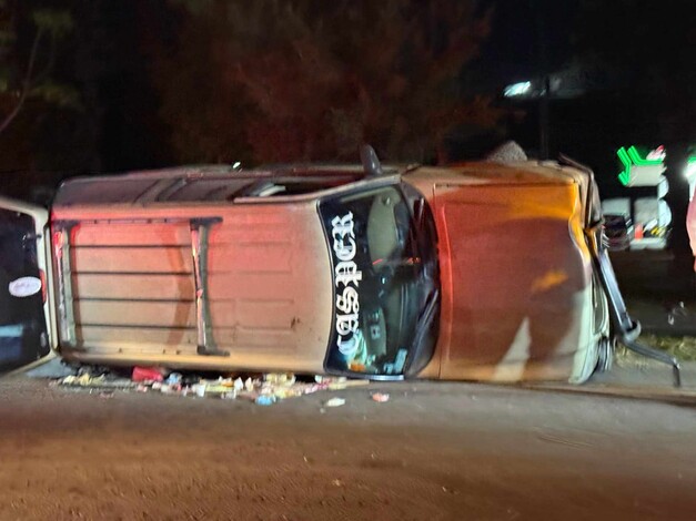 Se registra volcadura de camioneta en el libramiento norte de Morelia; hay dos heridos.