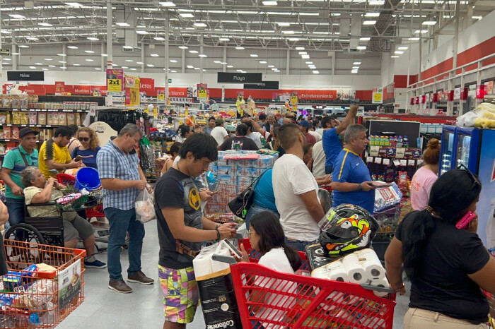 Se registran compras de pánico ante la llegada del huracán Beryl a Mérida