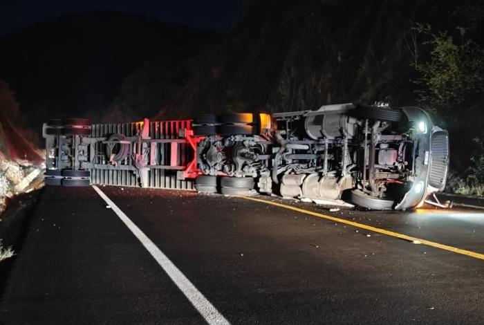 Se registran dos accidentes de tráileres, en la autopista Siglo XXI