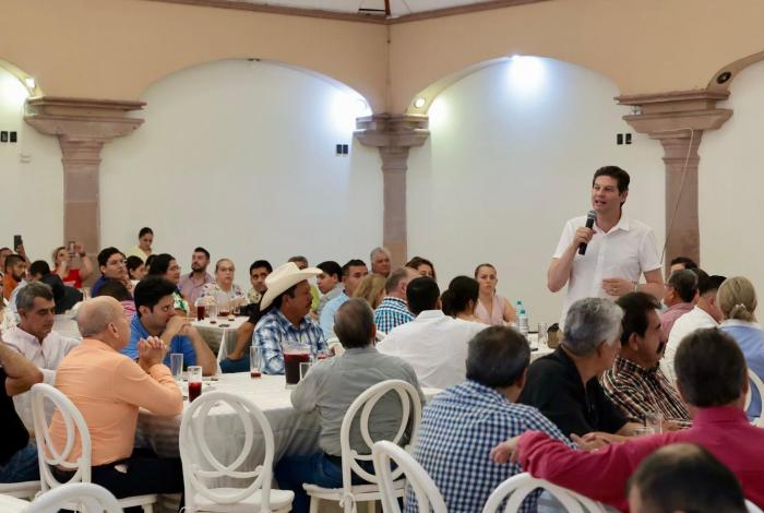 Se reúne Alfonso Martínez con integrantes del Consejo Coordinador Empresarial de Apatzingán