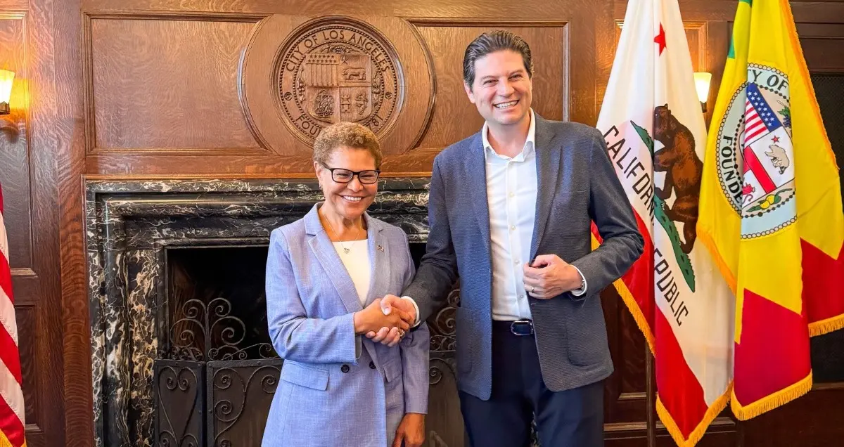 Se reúne Alfonso Martínez con la alcaldesa Karen Bass, de Los Ángeles