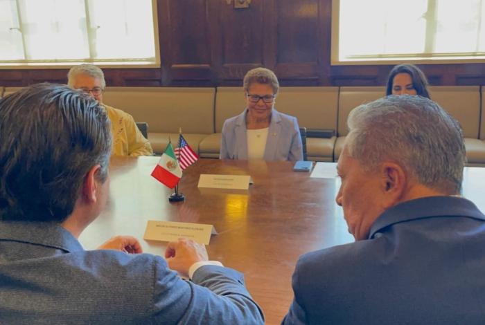 Se reúne Alfonso Martínez con la alcaldesa Karen Bass, de Los Ángeles