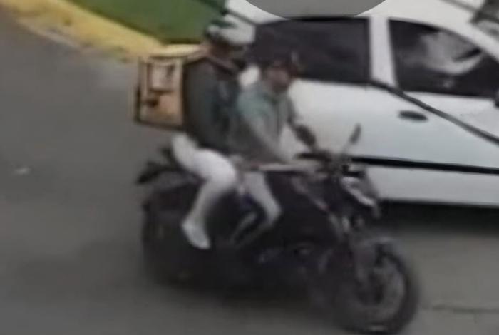 Se roban un auto en Santiaguito y despojan a mujer de dinero en Villa Universidad