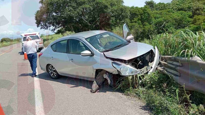 Se sale de la carretera y choca con barrera metálica