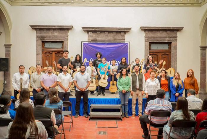 Secum entrega 100 guitarras a Sahuayo para conformar Orquesta Municipal