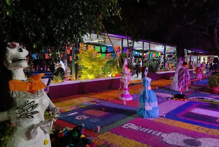 Secundaria Federal No. 1 de Morelia, conmemora Noche de Muertos con tapete monumental