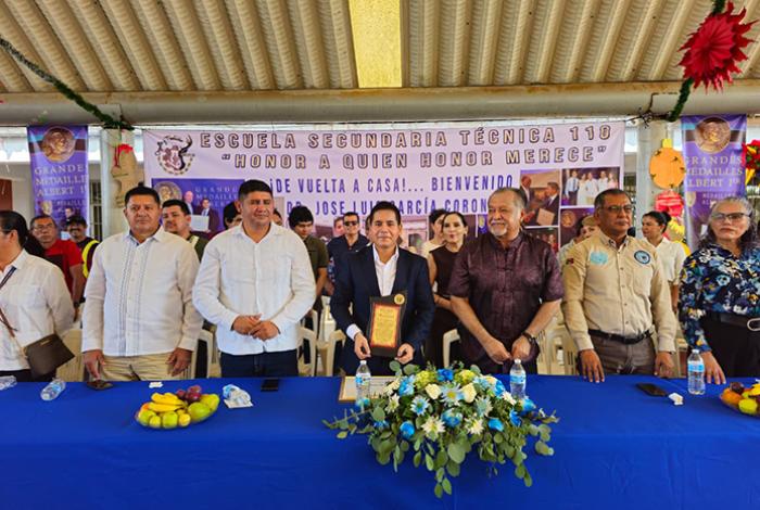 Secundaria Técnica 110 en LC reconoce a ex alumno José Luis García Corona