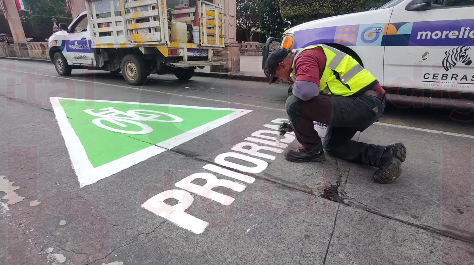 SEDUM Morelia realiza trabajos de balizamiento para mejorar tránsito vial
