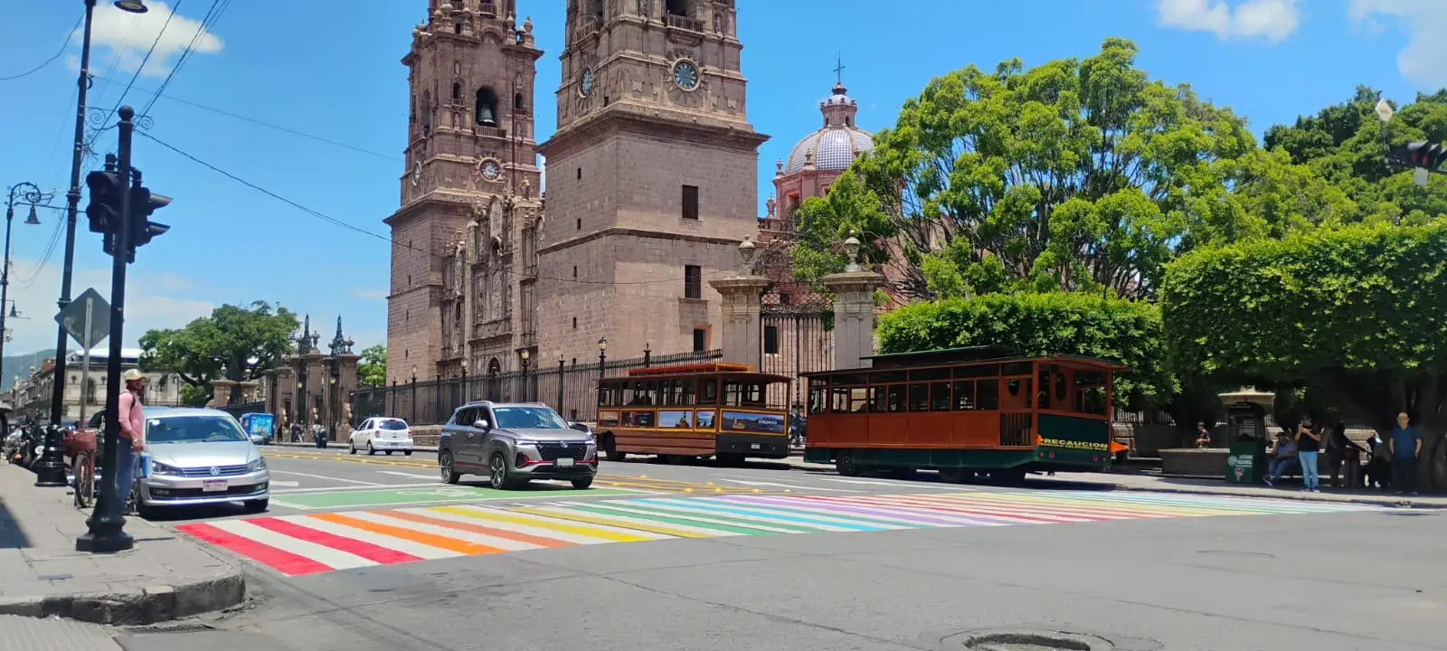 Sedum y colectivos Pride llenan de color el Centro Histórico de Morelia