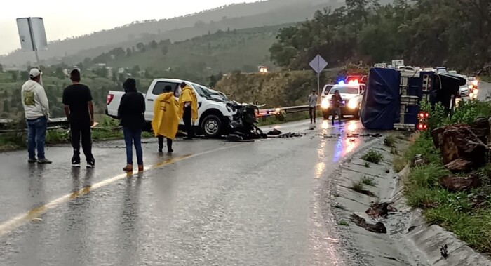 #Seguimiento | Coordinador Estatal de Seguridad Vial y tres elementos, heridos tras choque contra camión de carga