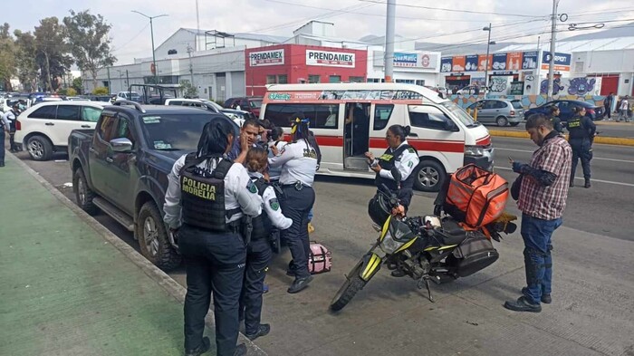 #Seguimiento | Policías atrapan a 3 presuntos robacarros tras choque de camioneta contra combi en Morelia