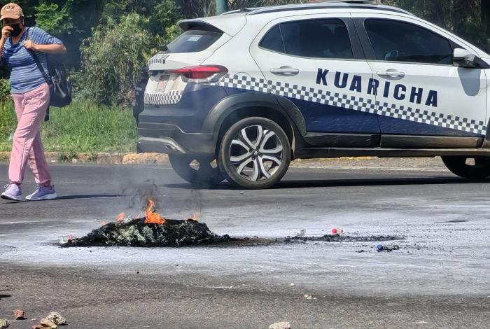 #Seguimiento #Videos | Comuneros de Arantepacua se enfrentan con policías durante bloqueo en Morelia