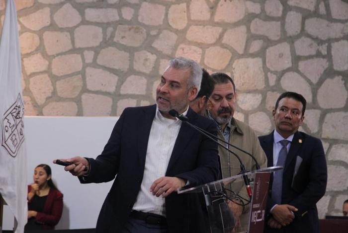 Seguiré repitiendo que los aguacateros tienen un gran retraso en formalización laboral: Bedolla