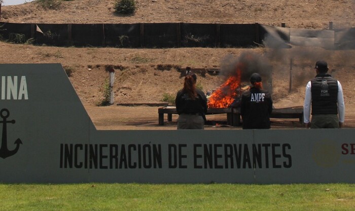 SEMAR incinera 906 paquetes de cocaína