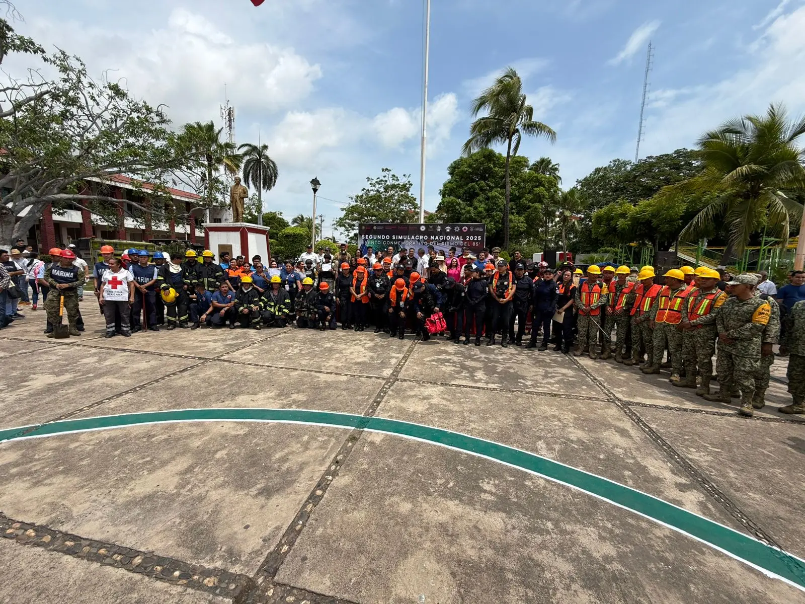 Senador Raúl morón dotó kits a varias instituciones para que apoyen su trabajado diario, esto en el simulacro nacional, el cual tuvo epicentro en el puerto de Lázaro Cárdenas