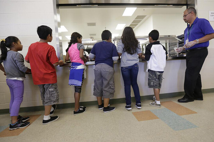 Senadores demócratas piden a Trump dar marcha atrás el plan de detener familias migrantes