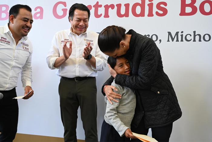 Sheinbaum celebra que Michoacán tiene un sistema universal de becas educativas