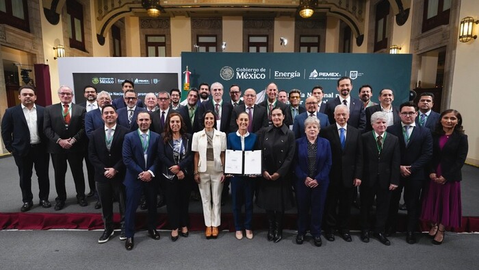 Sheinbaum firma pacto para tope de 24 pesos por litro de gasolina por 6 meses