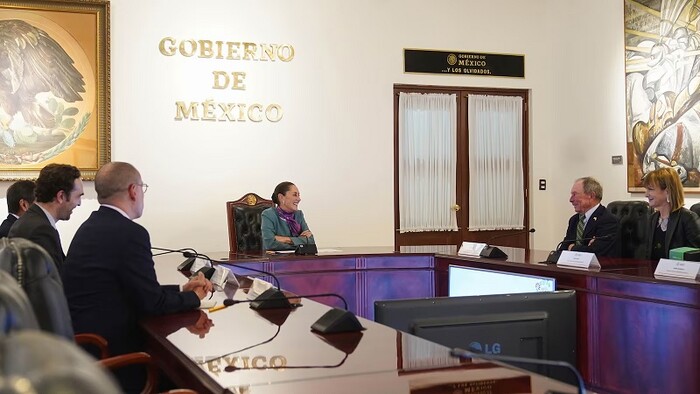 Sheinbaum recibe a Michael Bloomberg en Palacio Nacional