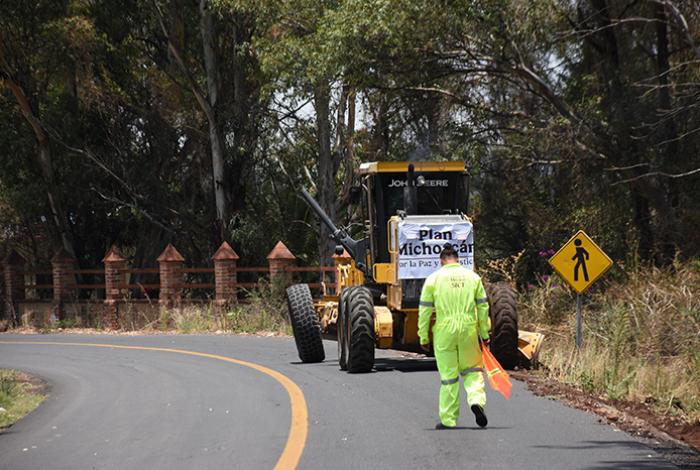 SICT Michoacán moderniza 68 kilómetros de caminos rurales
