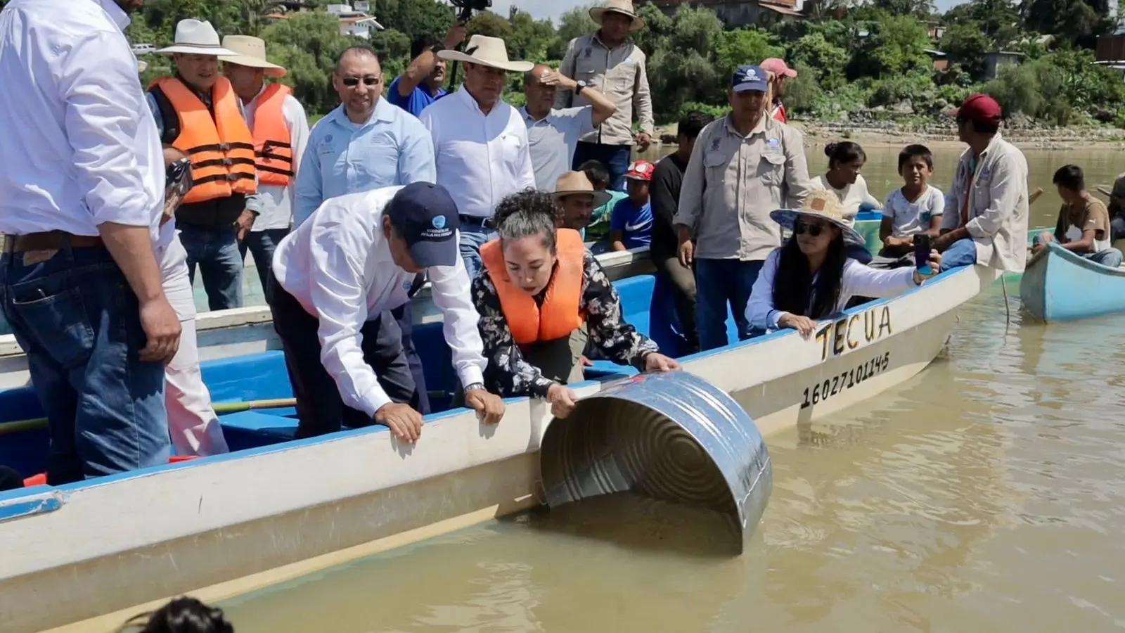 Siembra gobierno de Michoacán 15 mil crías de pescado blanco en Pátzcuaro