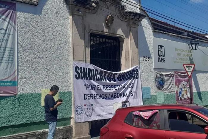 Sindicatos de salud toman oficinas de la SSM; exigen uniformes, estabilidad laboral y freno a transferencias al IMSS-Bienestar