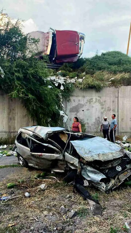 Sobreviven de milagro luego de caer de puente vehicular