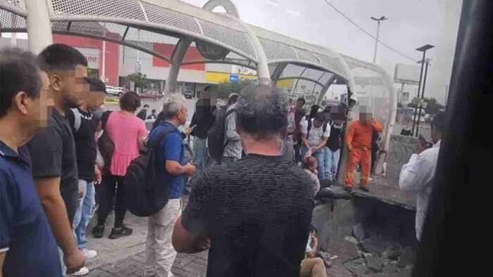 Socavón se traga a usuarios que esperaban el Transmetro en Monterrey