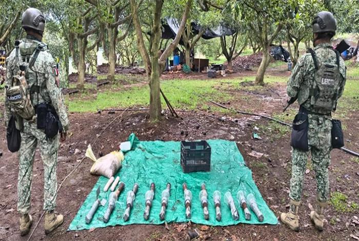 Soldados localizan narco campamento en Cotija; aseguran 10 kilos de explosivo y 36 artefactos