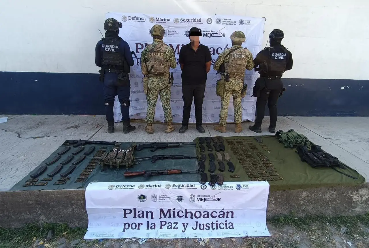 SSP y fuerzas federales detienen a hombre en posesión de armamento, en Apatzingán