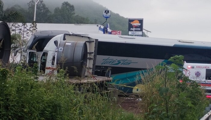 Sube a 2 muertos y 11 lesionados, saldo de accidente entre tráileres y autobús en Pátzcuaro