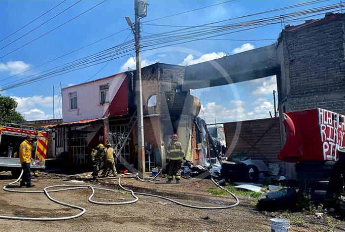 Sujeto bajo los influjos de algún estupefaciente prende fuego a inmueble a un costado de la carretera Morelia–Pátzcuaro
