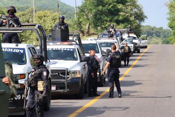 Sujetos armados en cuatro camionetas atacan a policías municipales de Pátzcuaro