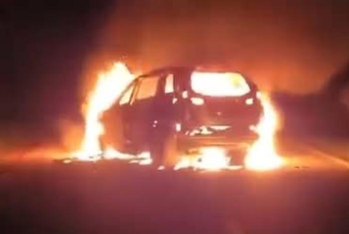 Sujetos armados incendian camioneta sobre la carretera Zacapu-Erongarícuaro