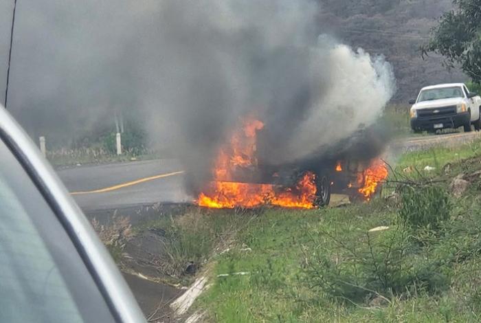 Sujetos armados queman camioneta en la Morelia-Quiroga