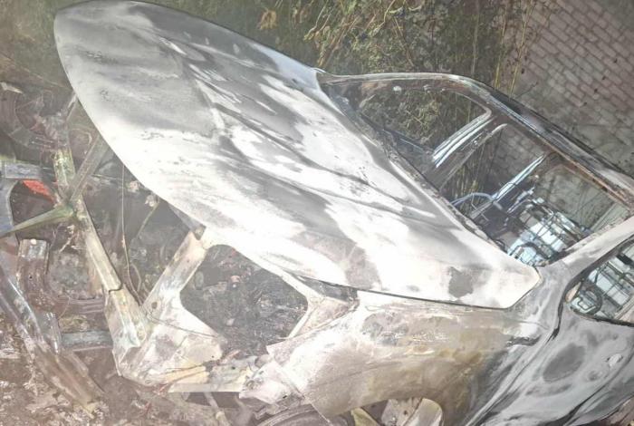 Sujetos armados rafaguean 2 casas en Cuitzeo y queman vehículo