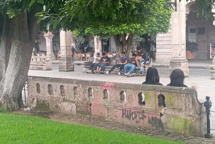 Suman más de 30 bancas grafiteadas y 28 fracturadas en Plaza de Armas