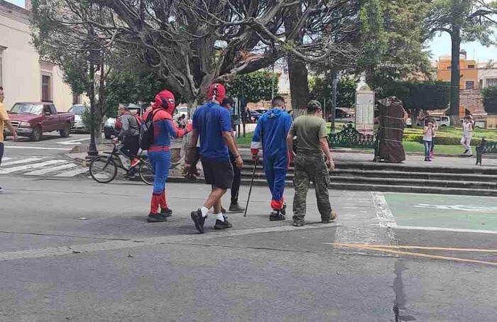 Superhéroes salen a las calles a regalar sonrisas a niños y adultos