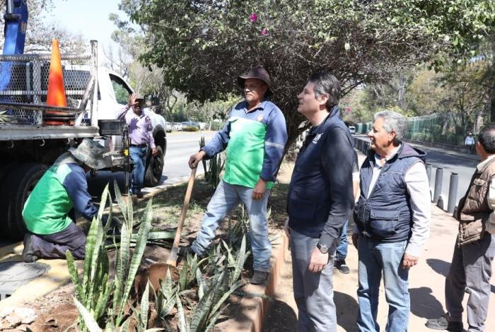 Supervisa Alfonso Martínez jornada integral de limpieza y reparación en la Calzada Juárez
