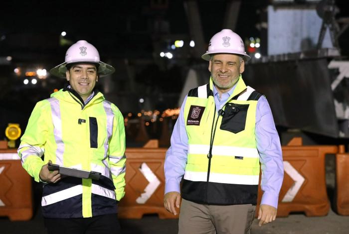 Supervisa Bedolla colocación de trabe en distribuidor vial de salida a Pátzcuaro