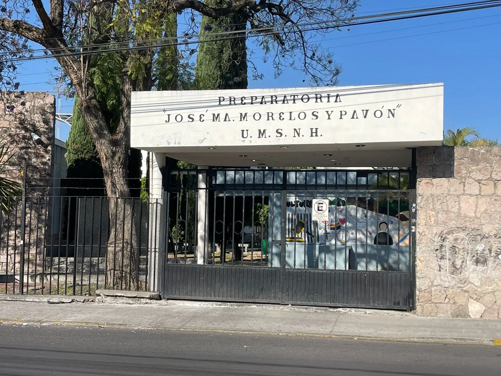 Suspenden clases SEE y UMSNH tras violencia en Michoacán