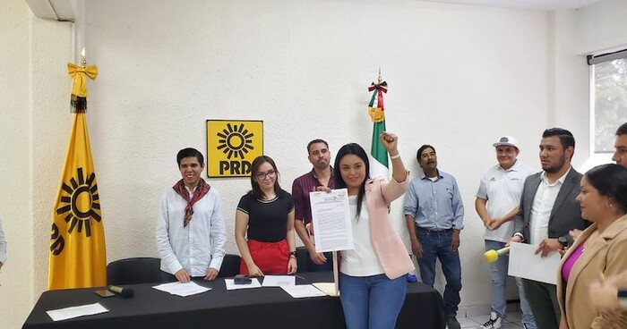 Susy Ruiz se registra como precandidata del PRD a la presidencia municipal de Irimbo