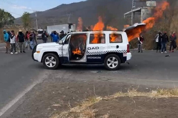 Tangancícuaro: Comuneros incendian vehículo de la GC