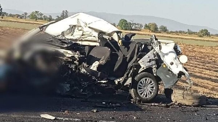 Tanhuato: Fuerte choque entre auto y tractocamión; hay un muerto