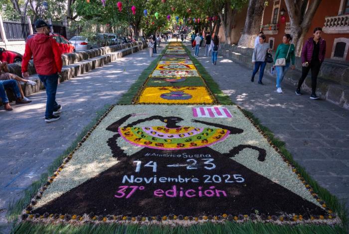 Tapetes florales de Patamban colorean la Calzada San Diego